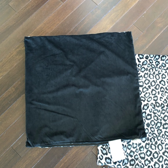 Pillow covers 2 black white grey leopard - Picture 6 of 11